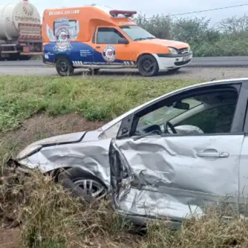 Mulher é socorrida para o hospital após colisão lateral entre carros de passeio na BR 324