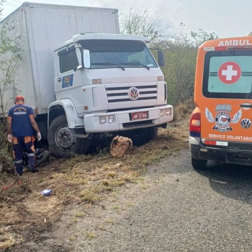 Acidente entre moto e caminhão deixa dois mortos na BR-324 em R. do Jacuípe