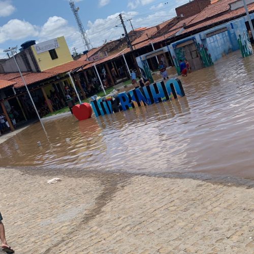 Após fortes chuvas na região, Rio Itapicuru transborda e invade comércios no Jorrinho, em Tucano
