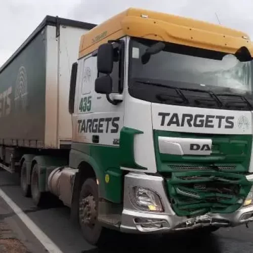 Motociclista morre em colisão com carreta na BR 116