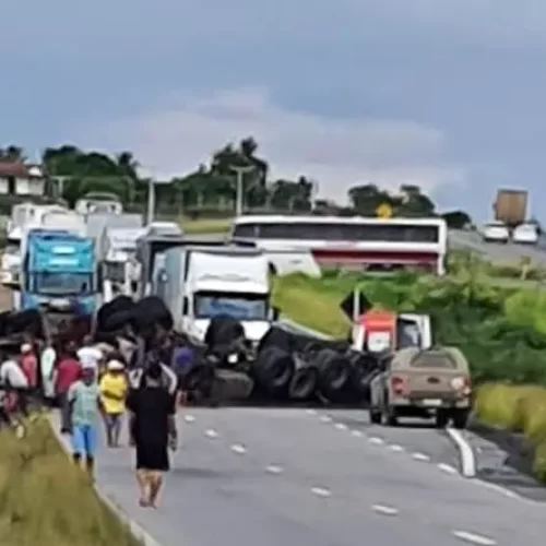 Capotamento de carreta interdita pista da BR 116 em Santa Bárbara