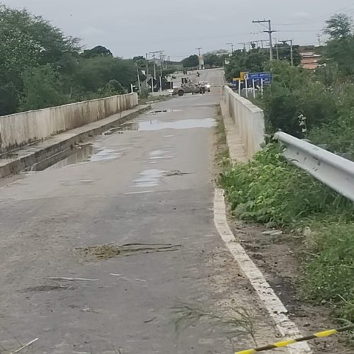 Rompimento de adutora da Embasa interdita rodovia BA-416 e afeta abastecimento de água na região de São Domingos