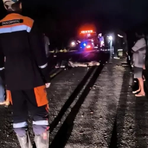 Colisão entre carro e moto na BA-130 deixa mulher e filha mortas e outra criança ferida