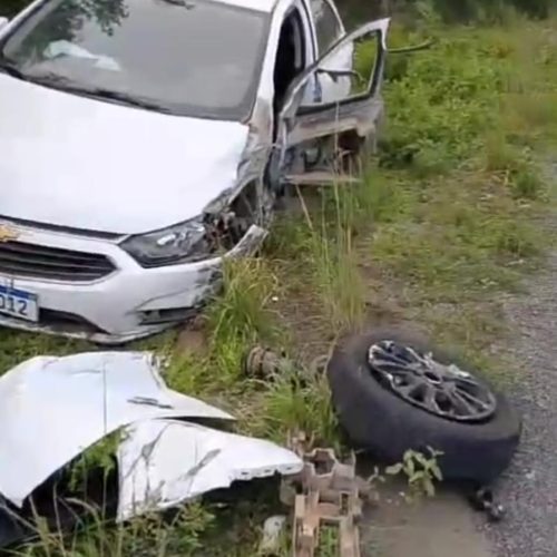 Colisão entre carros é registrada na BR-324, em Riachão do Jacuípe