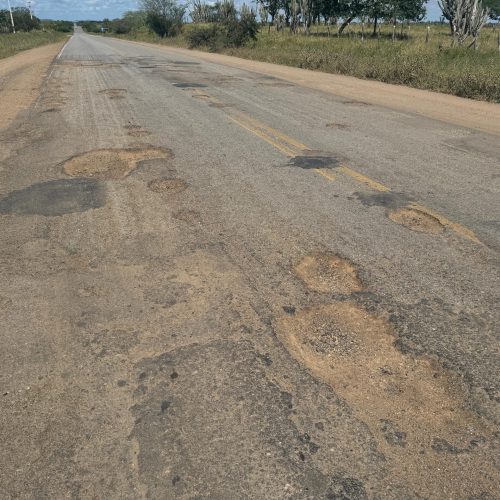 Trecho da BA-120 entre Riachão do Jacuípe e Conceição do Coité oferece riscos com buracos na pista