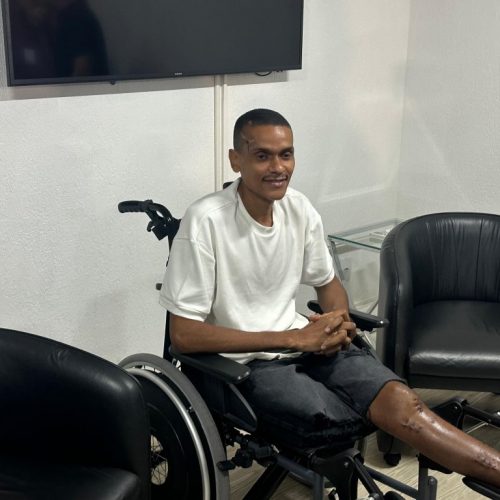 Corredor Émerson Pinheiro faz primeira aparição pública após acidente e anuncia nova fase na carreira