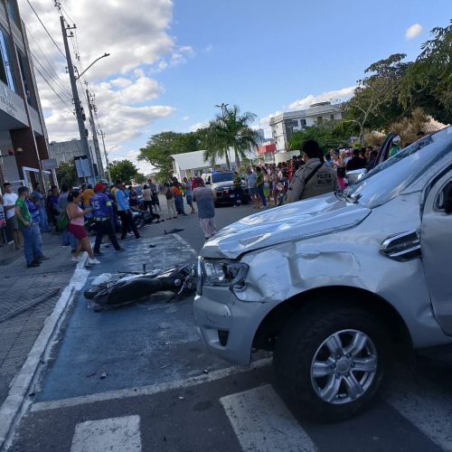 Motorista passa mal e perde controle do carro no centro de Conceição do Coité