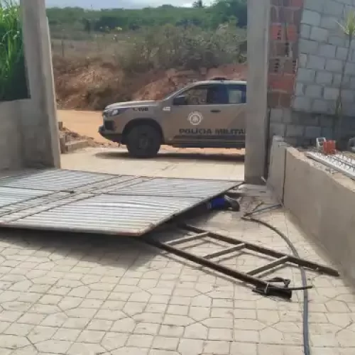 Idoso morre ao ser atingido por portão de ferro em Conceição do Coité