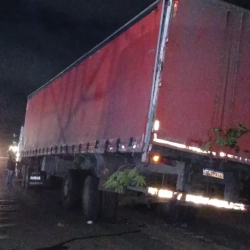 Carreta com defeito provoca dois acidentes em sequência na BA-120, em Conceição do Coité
