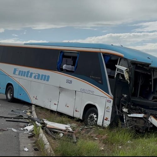 Colisão entre caminhão e ônibus deixa dois mortos e feridos próximo ao Posto Trevo na BR -116 Norte