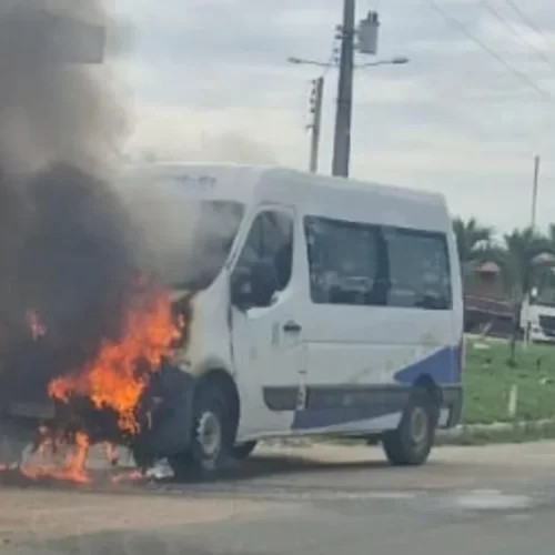 Van pertencente a Secretaria de Saúde de Nova Fátima pega fogo próximo a posto de combustível em Valente