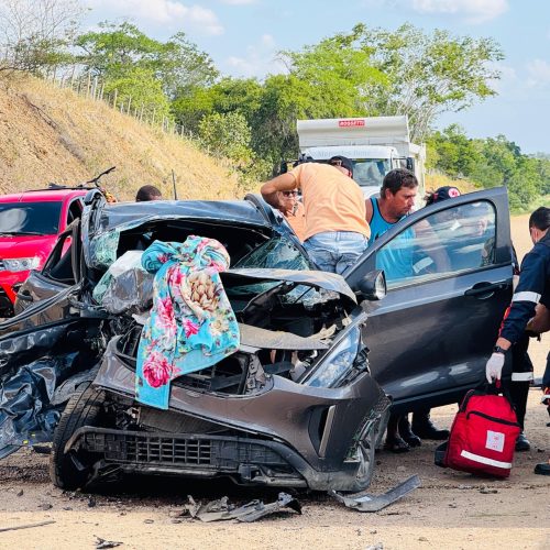 Quatro pessoas ficam feridas em acidente grave na BR-116, próximo a Serrinha