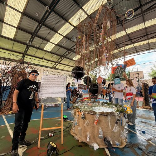 Exposição une arte, crítica e atualidade no Maria Dagmar