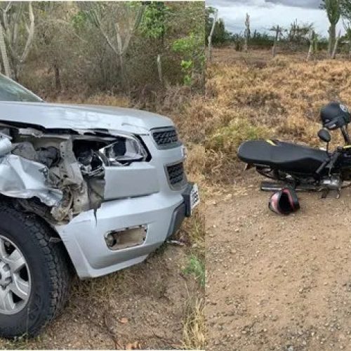 Colisão envolvendo caminhonete e moto deixa mulher e filho feridos na BA 120