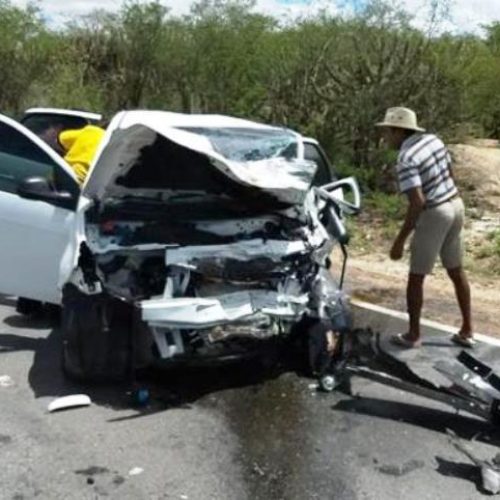 Colisão envolvendo Uno e Siena deixa um morto e dois feridos na BR 116