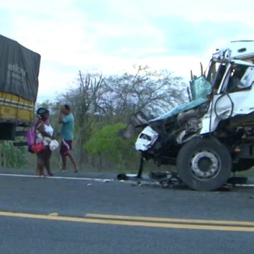 Motorista ficou preso às ferragens e não resistiu aos ferimentos (Foto: Reprodução/TV Subaé)