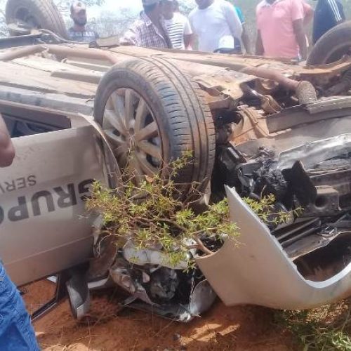 Motorista de carro funerário ‘surta’ ao chegar em cemitério, foge com caixão em alta velocidade e provoca acidente