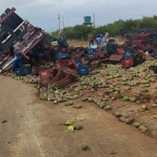 Caminhão desgovernado causa acidente na BR-030, em Caetité, e deixa motorista ferido