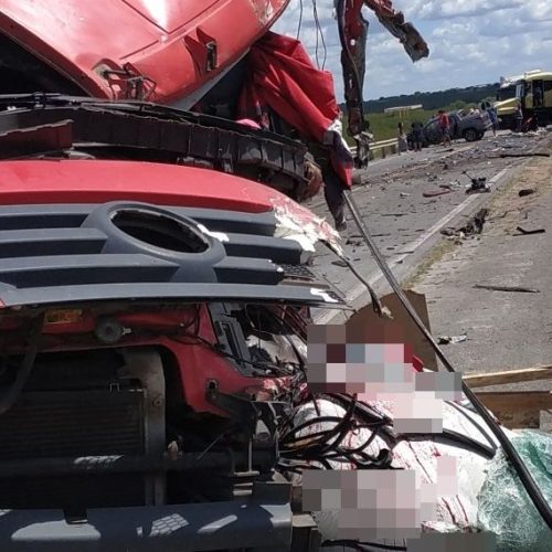 Serrinha: Colisão frontal envolvendo caminhão e carreta deixa um morto na BR 116/Norte