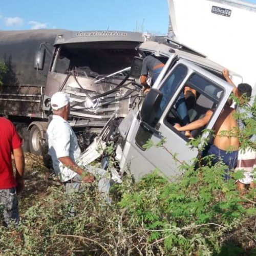 Colisão envolvendo carreta e caminhão deixa dois feridos na BR 116
