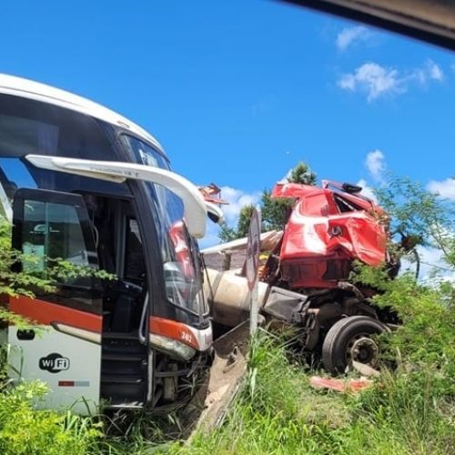 Carreta e ônibus colidem em grave acidente na BR-116 Norte