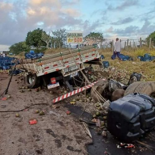 Colisão entre caminhões deixa dois mortos na BR-116, em Santo Estêvão