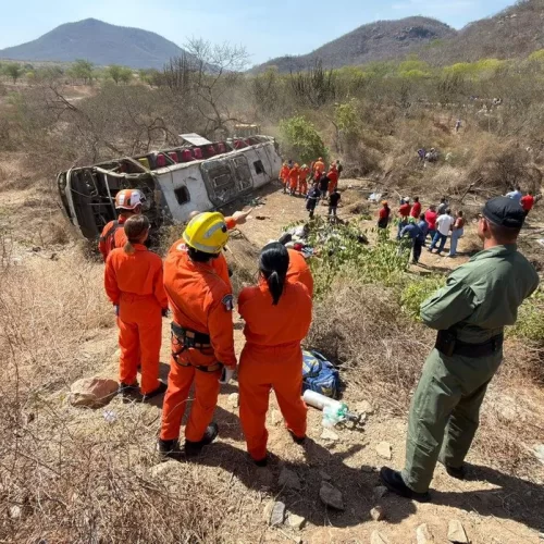 Sobe para 16 número de mortos em acidente de ônibus saído de Juazeiro do Norte