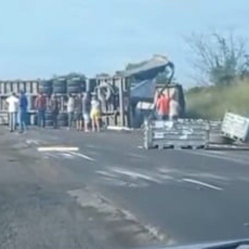 Bitrem tomba na BR-116 entre Serrinha e Santa Bárbara e interdita rodovia nos dois sentidos