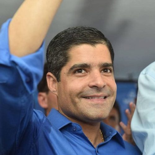 Sem apoios presidenciais, ACM Neto lidera pesquisa para governo da Bahia