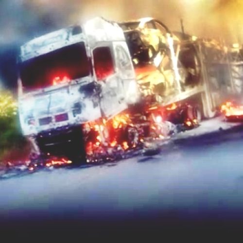 Caminhão-cegonha com 11 carros novos pega fogo na BR-116/Norte