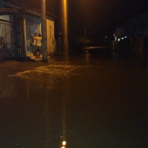 Riacho transborda e invade casas em R. do Jacuípe