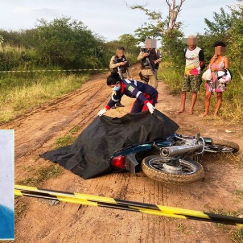 Homem é assassinado quando pilotava moto em estrada vicinal de Coité