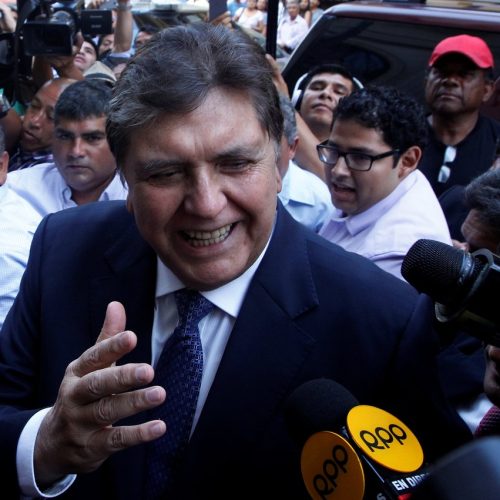 Ex-presidente peruano Alan García chega a promotoria em Lima para prestar depoimento no caso Odebrecht em 2017 — Foto: REUTERS/Guadalupe Pardo

