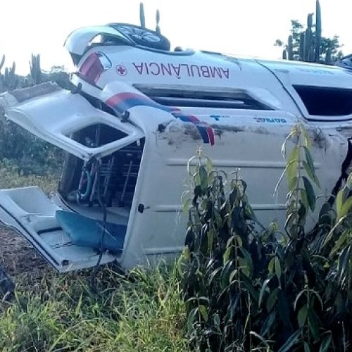 Ambulância de Riachão do Jacuípe tomba após ser atingida por carro da Secretaria de Saúde de Valente