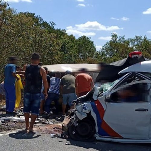 Riachão: Acidente entre Kombi e ambulância de Valente deixa dois mortos na BR-324