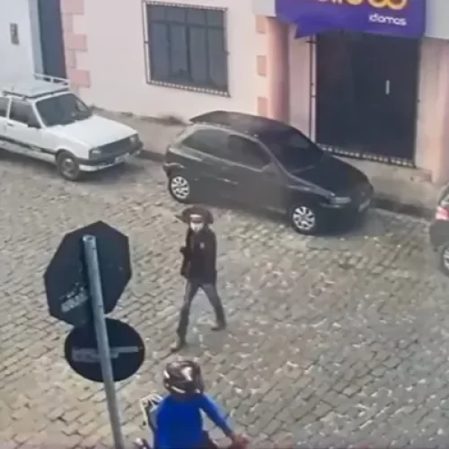 Empresário perde R$ 120 mil em assalto após saque em cooperativa de crédito no centro de Coité