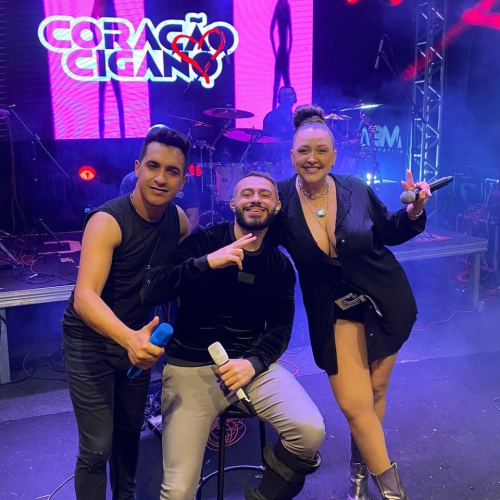 Integrantes de banda de forró ficam feridos após ônibus tombar no interior da Bahia