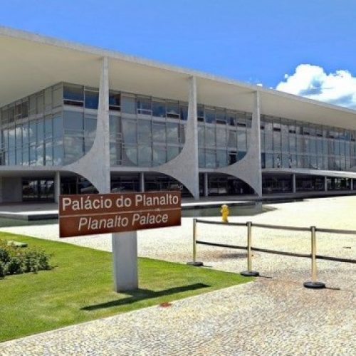 Presidente Lula sanciona lei que proíbe descontos associativos pelo INSS