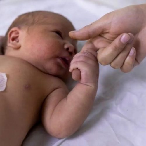 Teste do olhinho deve ser repetido até os 3 anos de idade, alertam especialistas