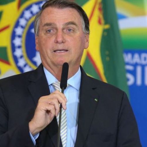 Bolsonaro anuncia reajuste de 33,24% no piso salarial dos professores