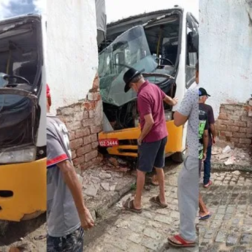 Micro-ônibus falta freio e atinge mercearia no centro da cidade