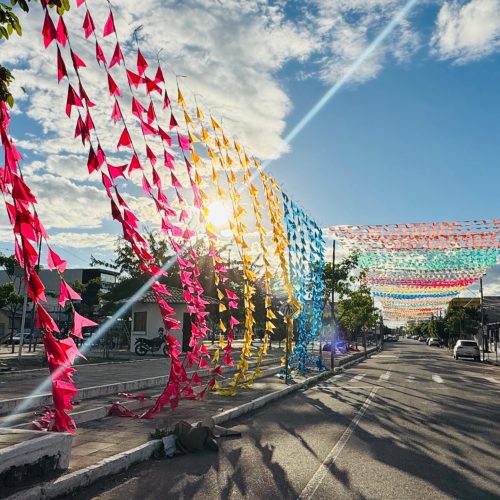 Riachão já entra no clima do São João 2026 com ornamentação antecipada na Praça Landulfo Alves