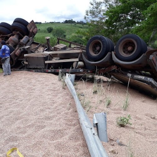 Carreta tomba em rodovia entre Mairi e Baixa Grande