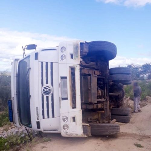 Menino de 2 anos fica ferido após caminhão carregado de pedra tombar em Santaluz