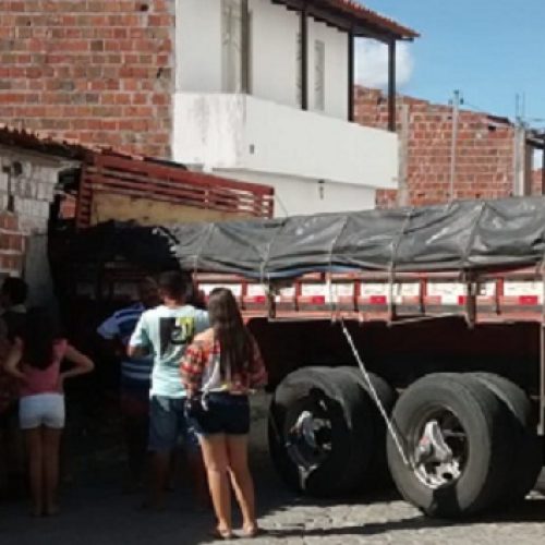 Caminhão invade casa em Conceição do Coité