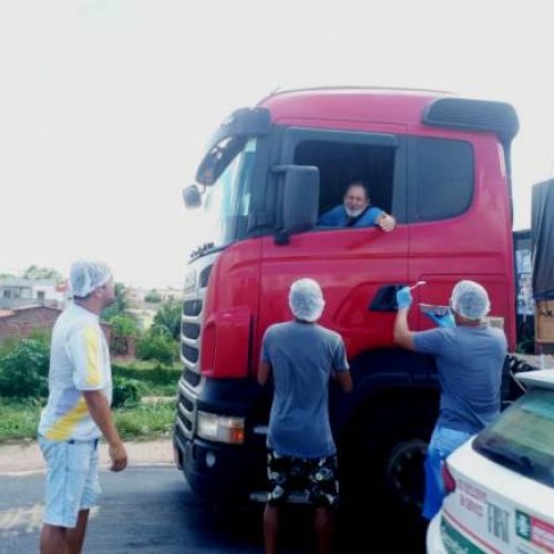 Jovens de Araci doam comida para caminhoneiros na BR-116/Norte