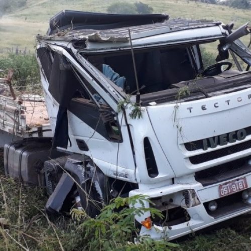 Motorista morre após caminhão tombar na BA-130, no município de Mairi
