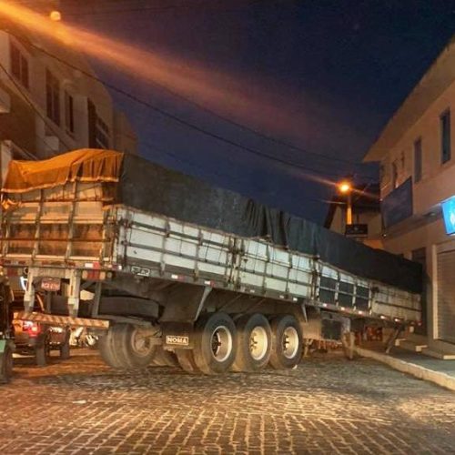 Carroceria de carreta se desprende de cavalinho e atinge parada de ônibus