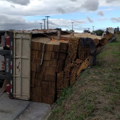 Bitrem carregada com tábuas de madeira tomba na BR-116 Sul em Feira de Santana