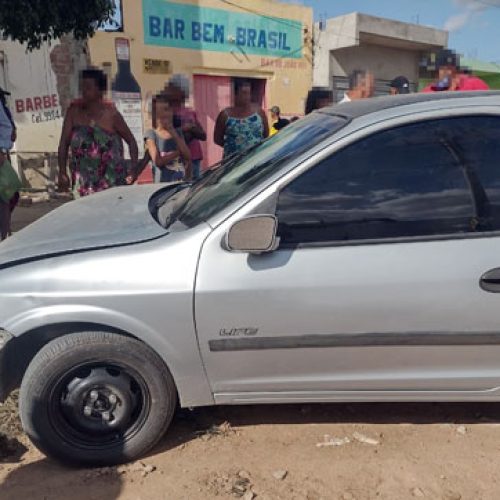 Motorista morre após colidir em poste. Mulher é atropelada no mesmo acidente